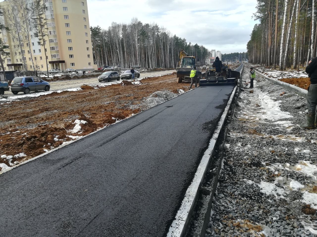 Укладка асфальтобетонного покрытия на улице Мальцева в Верхней Пышме